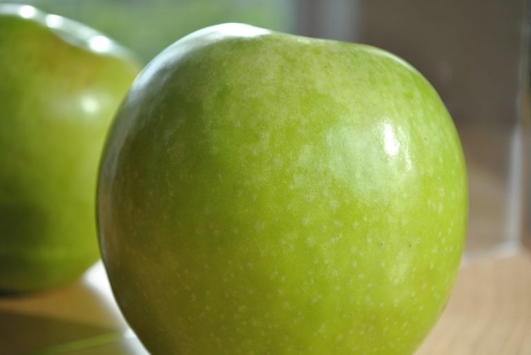 5 Best Apples To Eat For Health Benefits & Nutrition Facts